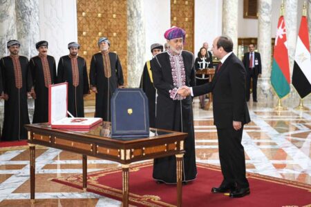 الرئيس السيسي و هيثم بن طارق يتبادلان أرفع الأوسمة في البلدين احتفالا بزيارته لمصر 2