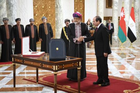 الرئيس السيسي و هيثم بن طارق يتبادلان أرفع الأوسمة في البلدين احتفالا بزيارته لمصر 6