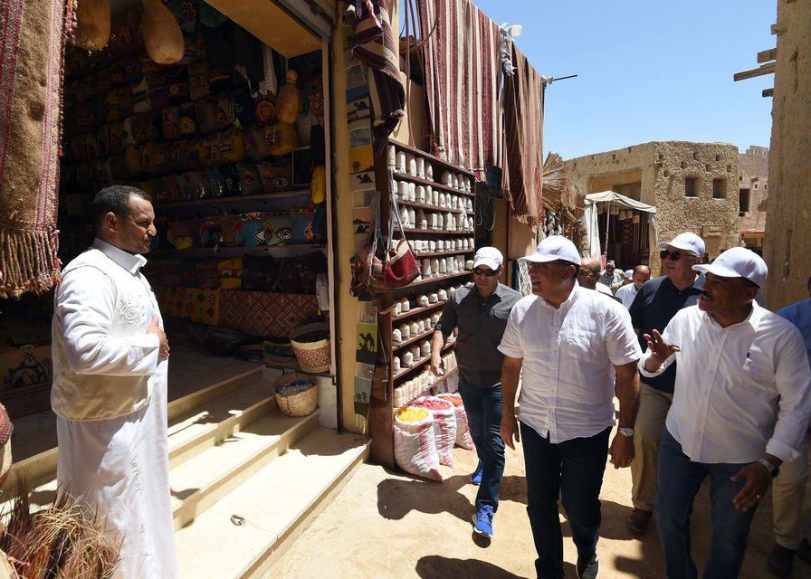 رئيس الوزراء...في جولة بميادين واحة سيوة ليتفقد أعمال التنسيق الحضاري بميدان السوق وترميم الواحة القديمة 3