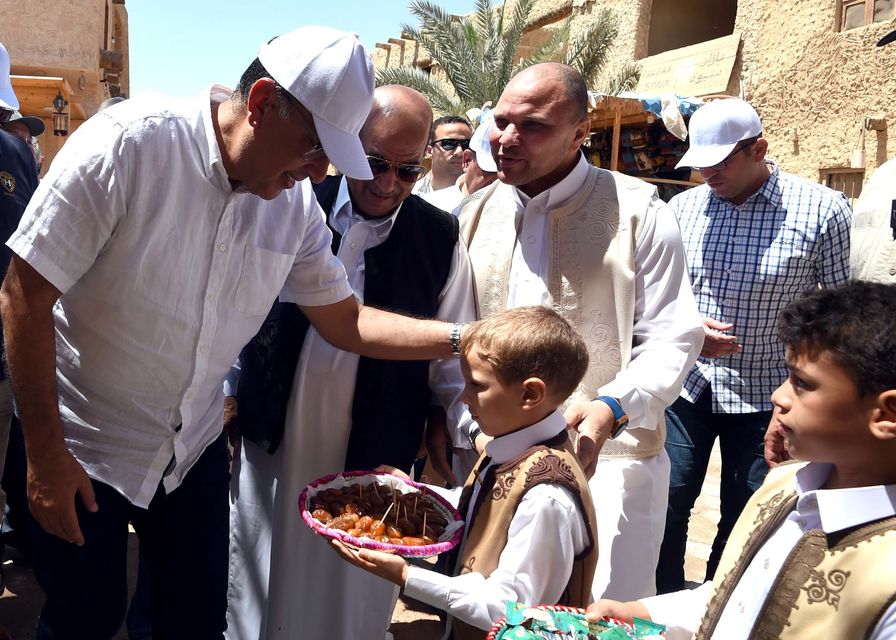 رئيس الوزراء...في جولة بميادين واحة سيوة ليتفقد أعمال التنسيق الحضاري بميدان السوق وترميم الواحة القديمة 6