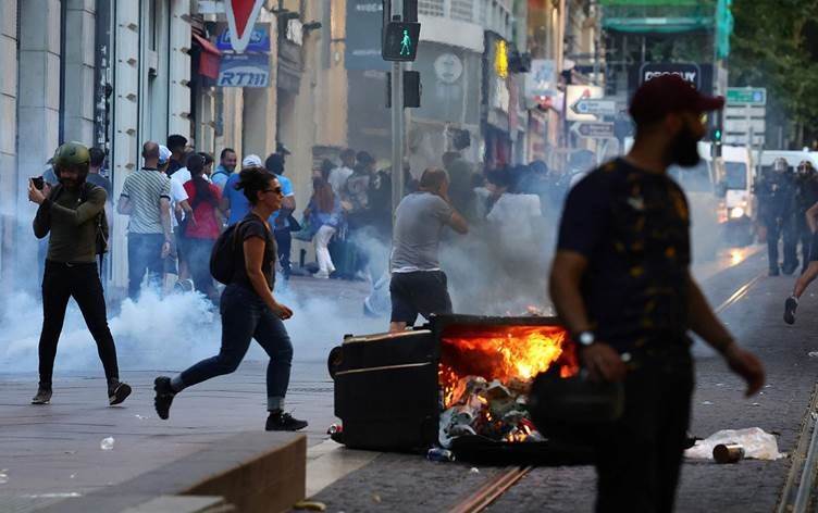 صحيفة لو فيجارو : إشعال النيران في 80 سيارة  خلال أعمال الشغب داخل فرنسا 2