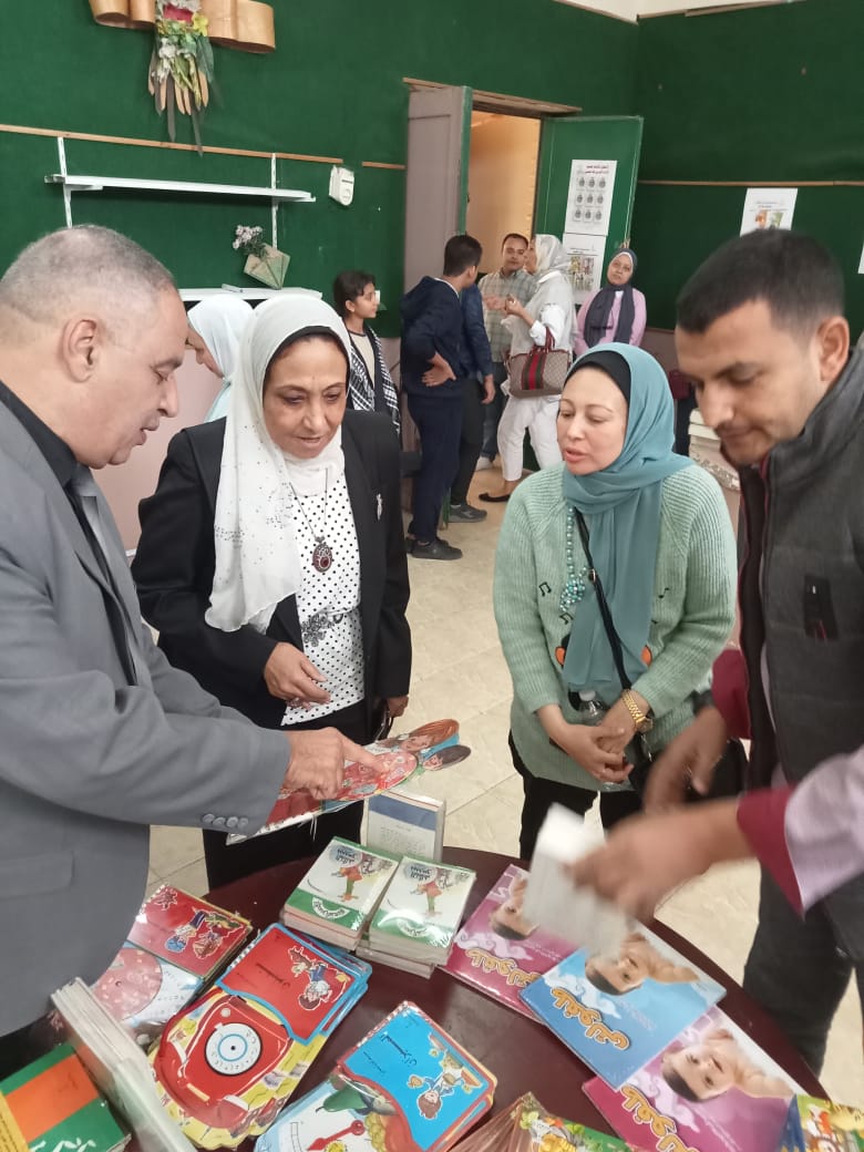 افتتاح معرض «دار المعارف» للكتاب بمدرسة الليسيه بمصر الجديدة 6