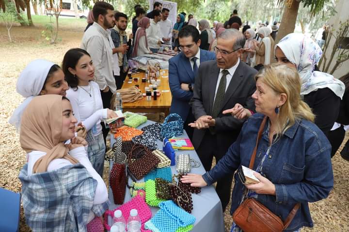 جامعة هليوبوليس تنظم معرضا فريدا لمنتجات طلاب كلية الصيدلة 3