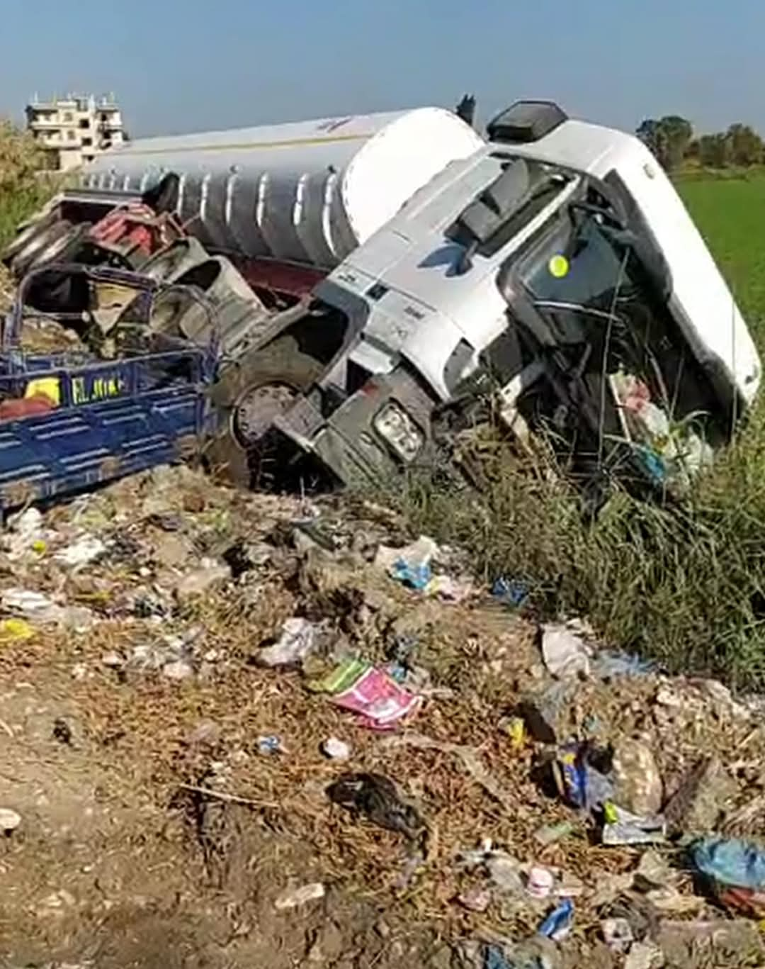 بالاسماء ... مصرع ٤ اشخاص نتيجة حادث تصادم سيارة نقل بتروسيكل بالحسينية 1