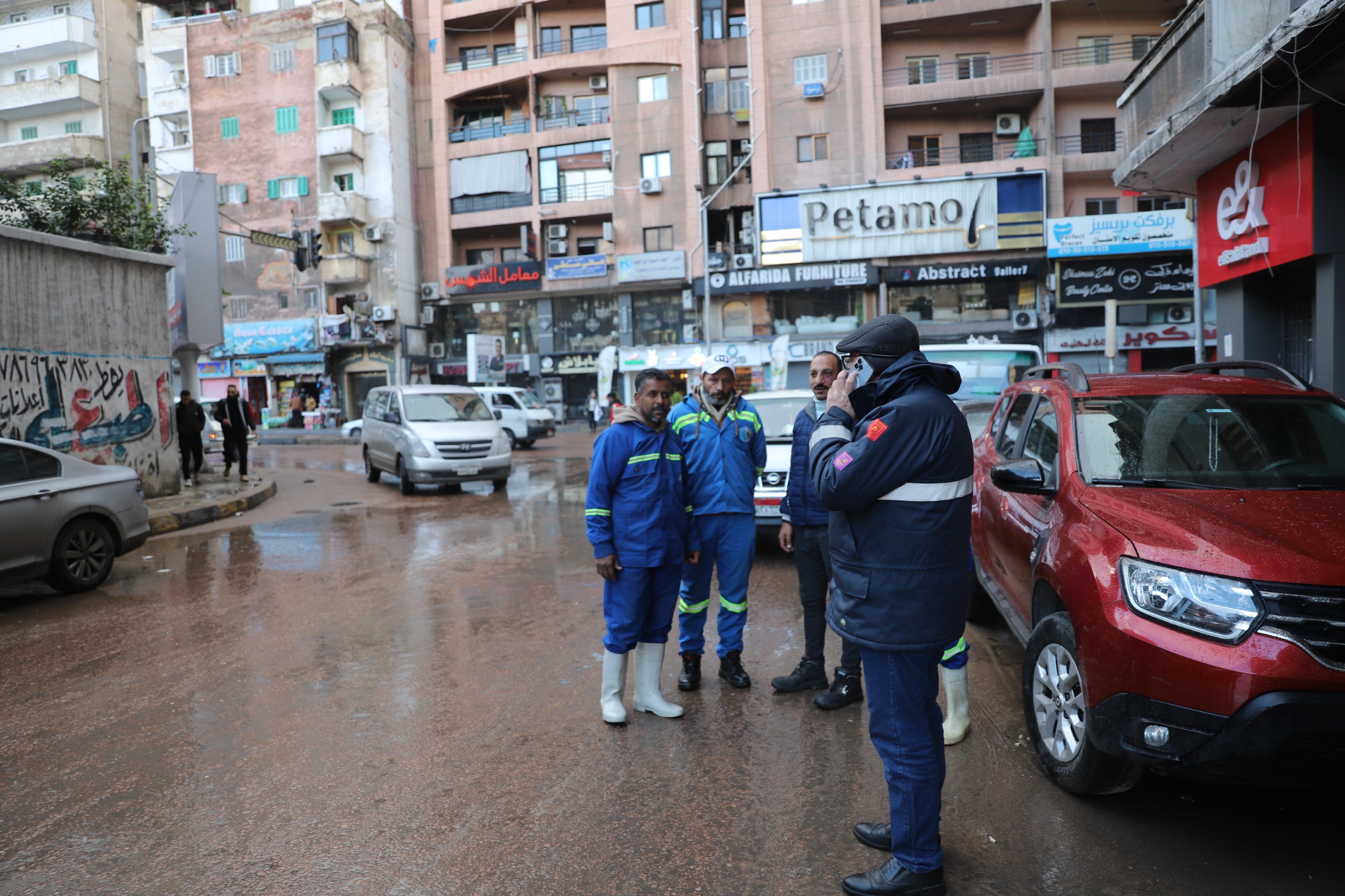 جولة تفقدية لرئيس شركة الصرف الصحي بالإسكندرية أثناء الأمطار 5