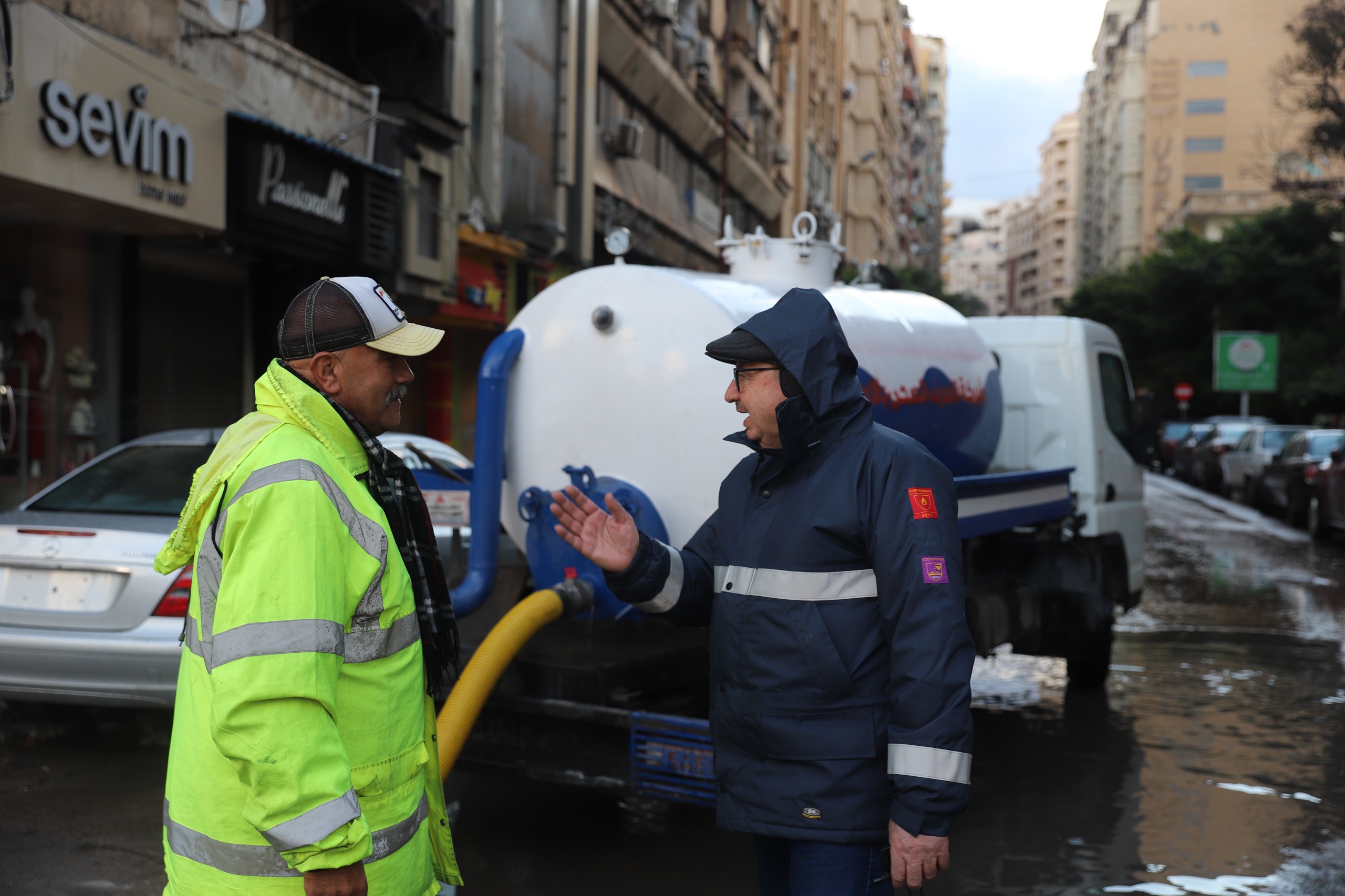 جولة تفقدية لرئيس شركة الصرف الصحي بالإسكندرية أثناء الأمطار 1