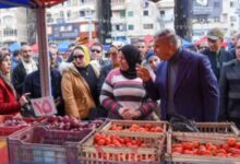 الفريق أحمد خالد محافظ الأسكندرية يتفقد اسعار السوق الواحد ويلتقي بالمواطنين. 15