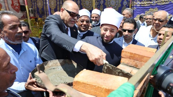 وزيرا الأوقاف والعمل يضعان حجر الأساس لبناء مسجد برأس غارب