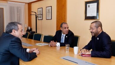 وزﯾﺮ اﻟﺨﺎرﺟﯿﺔ واﻟﮭﺠﺮة ﯾﻌﻘﺪ إﺟﺘﻤﺎﻋﺎً ﺛﻼﺛﯿﺎً مع وزﯾﺮي ﺧﺎرﺟﯿﺔ ﻋﻤﺎن وإﯾﺮان