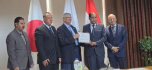 رئيس الجامعة اليابانية يكرم نقيب صحفيين الإسكندرية ويهدي درع الجامعة للنقيب وأعضاء المجلس
