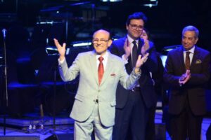 وزير الثقافة يكرم محمد صبحي في عيد الثقافة المصري ويؤكد: الانتماء يمنحك الاحتواء