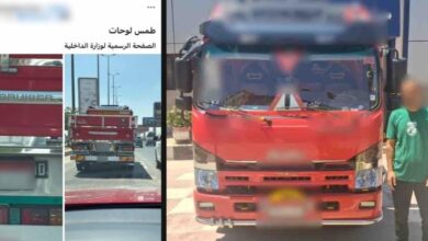 لوحات سيارته