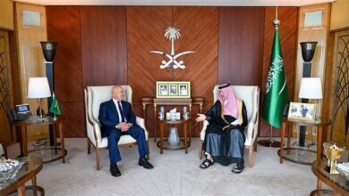 يهنئ