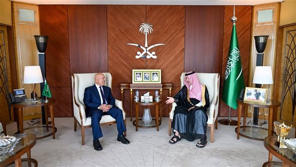 يهنئ